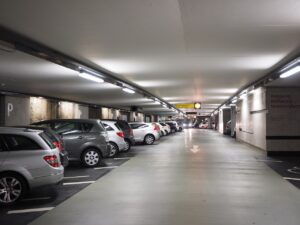 蟹の食べ放題温泉は駐車場が無料か有料か、どちらがお得？