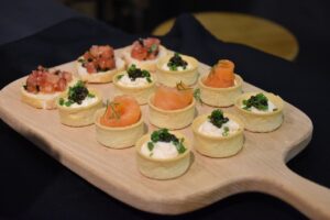 蟹食べ放題の温泉ビュッフェで補充タイミングを見極める方法は？